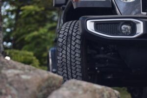 Pormenor do pneu de um Jeep preparado para aventura off-road DRIVEXPLORE