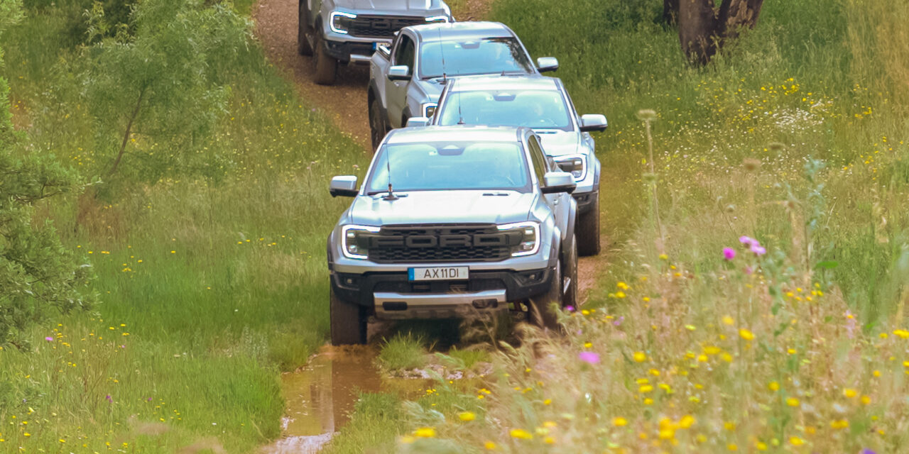 Veículos DRIVEXPLORE em trilho off-road entre campos do Alentejo