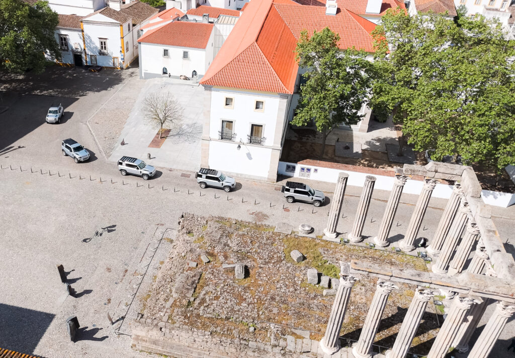 Vista aérea de percurso DRIVEXPLORE junto a ruínas históricas em Évora