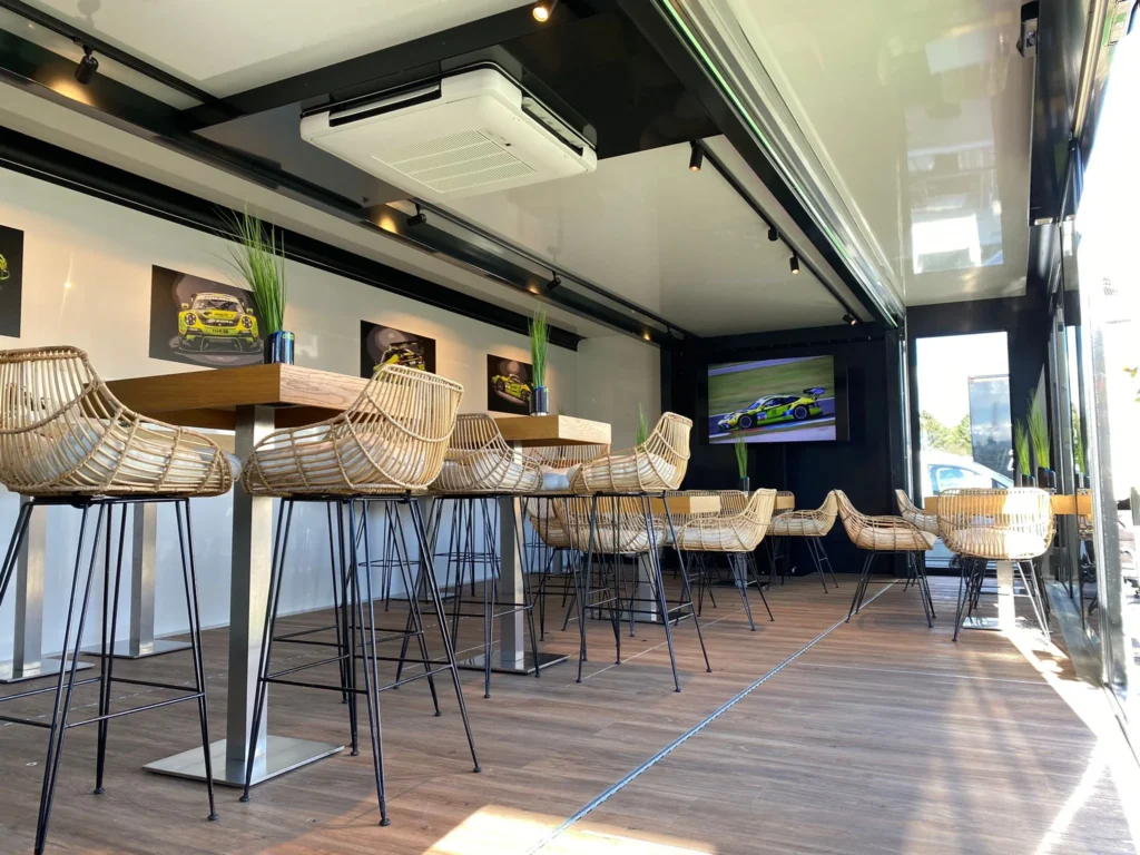 Lounge modular da DRIVEXPLORE para eventos e expedições corporate