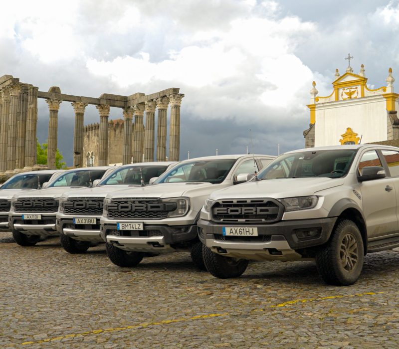 Frota DRIVEXPLORE junto a monumento histórico em Évora