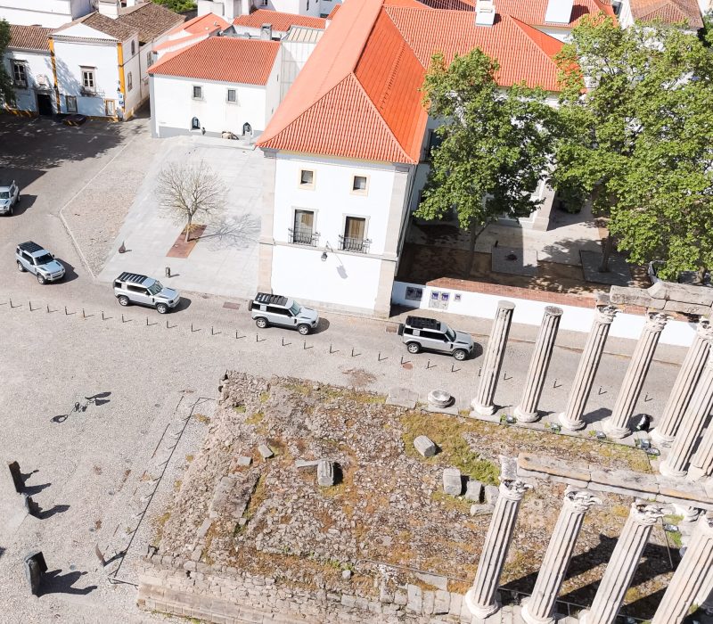 Vista aérea de percurso DRIVEXPLORE junto a ruínas históricas em Évora