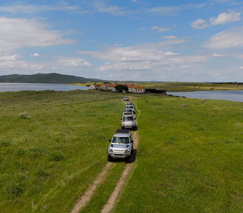 Comboio de veículos DRIVEXPLORE em paisagem do Alentejo