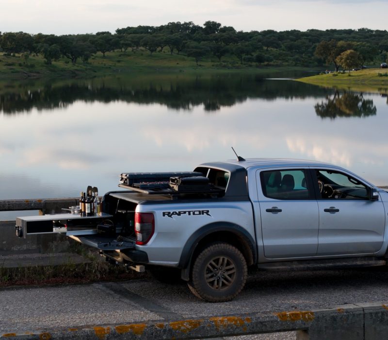 Ford Raptor DRIVEXPLORE com apoio gourmet junto a lago no Alentejo