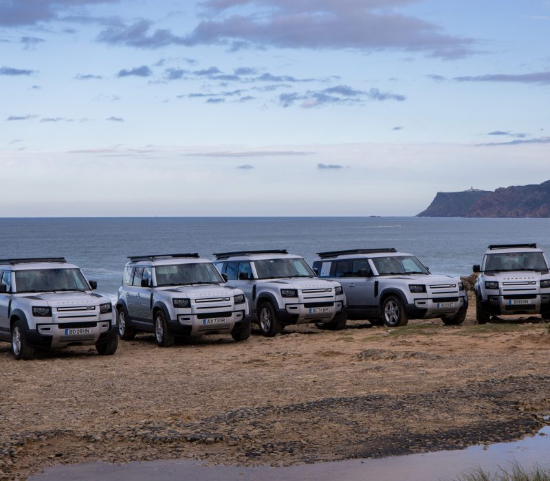 Frota Land Rover Defender da DRIVEXPLORE com vista para o Atlântico em Portugal