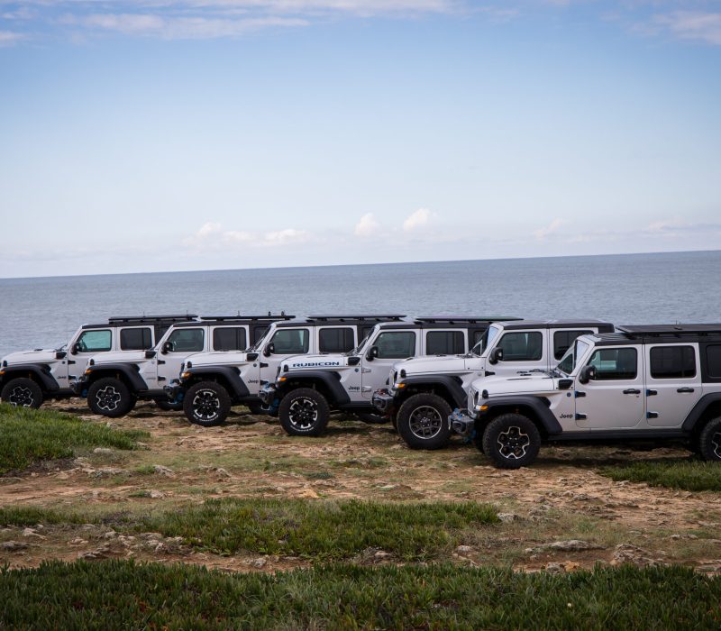 Frota Jeep Wrangler da DRIVEXPLORE junto à costa portuguesa