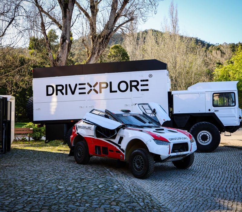 Camião de apoio e veículo de competição da DRIVEXPLORE
